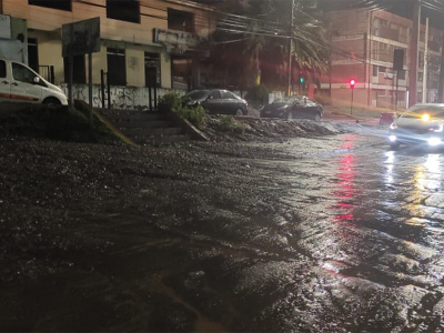 Personal Municipal de Protección Civil y Operaciones trabajan en emergencias producto de la lluvia