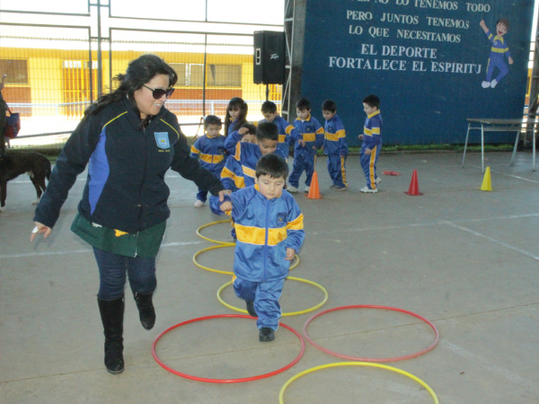 Escuela Poeta Pablo Neruda entregó buzos a todos sus estudiantes