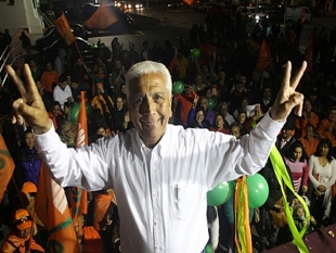 Omar Vera y sus adherentes festejaron esta noche frente al edificio consistorial, hasta donde el postulante perdedor, Rodolfo Torrealba, llegó para felicitar al ganador.