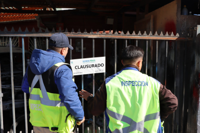 Municipio clausura taller irregular y retira vehículos abandonados en Llolleo Alto