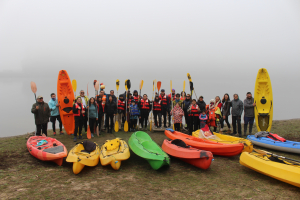 Taller municipal de kayak promueve el deporte y la recuperación del tranque San Juan
