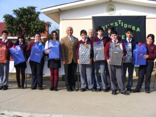 Primera generación de estudiantes técnicos recibieron vestuario y calzado para trabajo agrícola