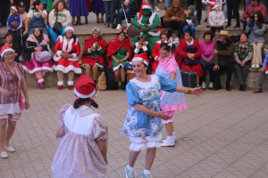 Sanantoninos disfrutaron de una hermosa fiesta navideña folclórica en la plaza de Llolleo