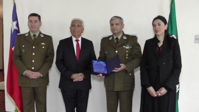 Alcalde Omar Vera realiza visita protocolar a Carabineros en su 88° aniversario