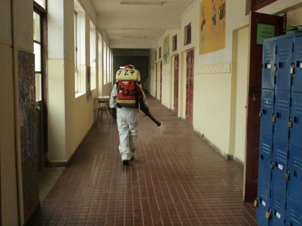 Fumigan Locales de Escuelas antes que suene la campana