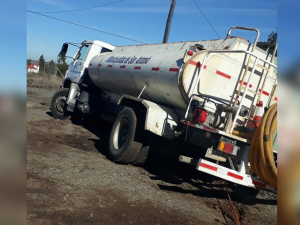 El barro tras las lluvias dificulta ingreso de camiones aljibes a sectores rurales