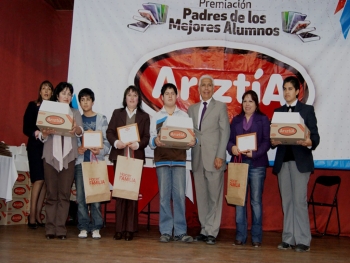 Empresa Ariztia entrego reconocimiento a los padres de los mejores alumnos