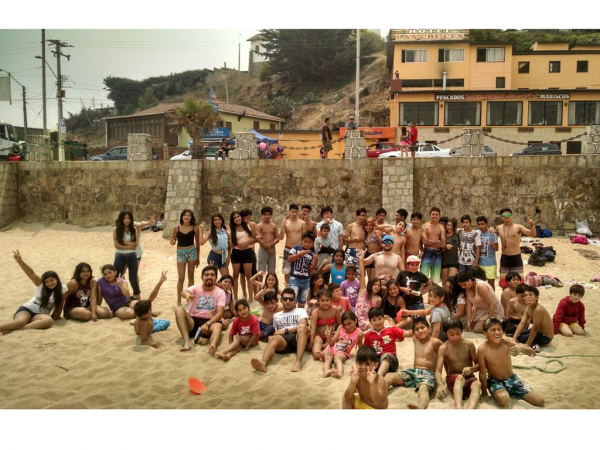 Niños disfrutan con juegos y actividades recreativas en la escuela Padre André Coindre