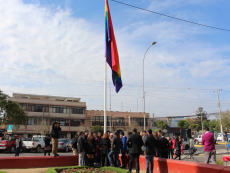 Municipalidad de San Antonio iza por quinto año bandera de la diversidad sexual