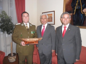 Alcalde entrega saludo a Carabineros