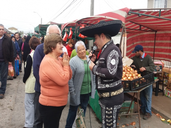 Mariachis sorprendieron a las “caseritas” en la feria de Barrancas