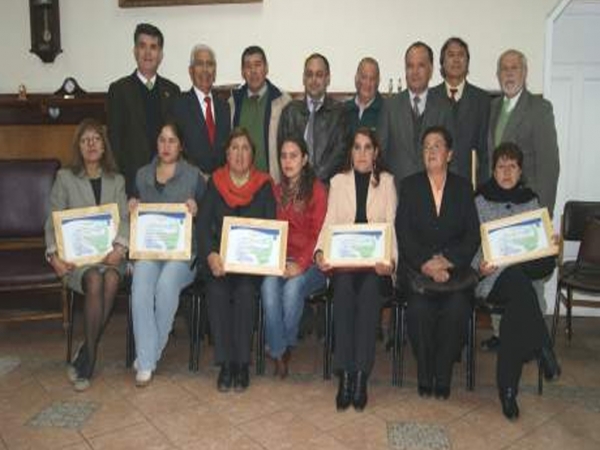 La municipalidad entreg&oacute; reconocimientos a los establecimientos educacionales que cumplieron sus metas programadas. 