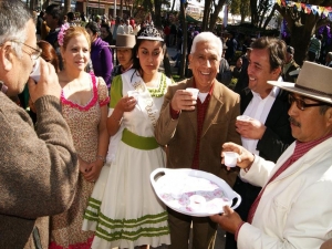 Exitosa feria costumbrista urbana, una previa del 18, este domingo la plaza de Llo lleo se vistió de folclore