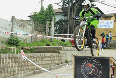 Exhibición de downhill se tomó las calles de Cerro Alegre.