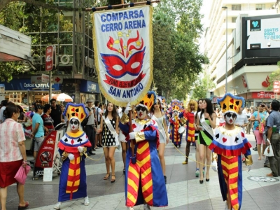 Carnaval sanantonino llenó de alegría y colores el centro de Santiago