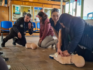 Funcionarios del terminal de buses fueron capacitados por equipo municipal en RCP y uso de DEA
