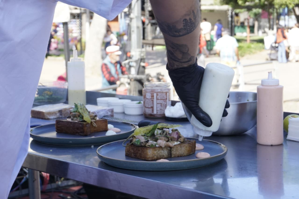 La actividad reuni&oacute; a emprendedores locales y vecinos en torno a la cocina y la identidad territorial.