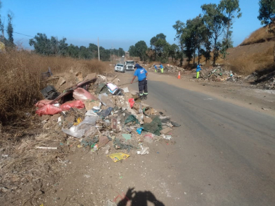 Municipalidad de San Antonio realizó operativo de limpieza en camino viejo a Santiago en lo alto de Bellavista