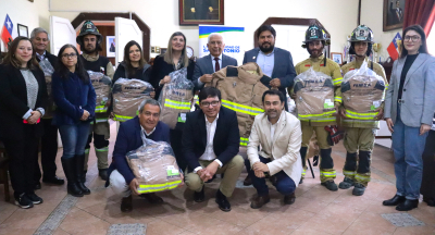 Municipalidad de San Antonio refuerza la protección de Bomberos con nuevos uniformes estructurales