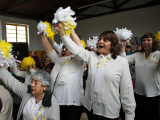 Adultos mayores participan en talleres de estimulación