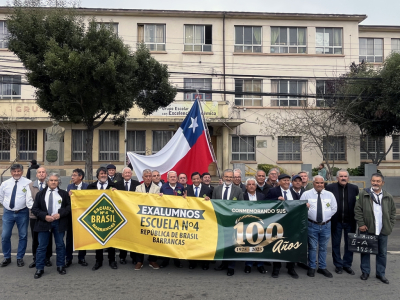 Un desfile lleno de recuerdos y nostalgia hubo con la delegación de ex alumnos de la escuela N°4