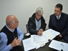 Firma escritura pre compromiso por proyecto regad&iacute;o Cuncum&eacute;n