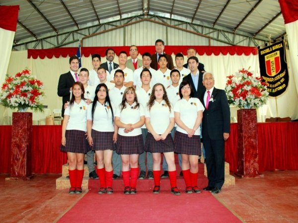 14 alumnos de la escuela Espa&ntilde;a egresaron de Cuarto medio