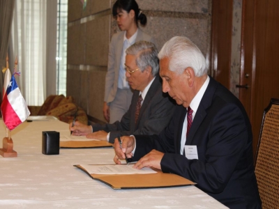 Firma contrato de Donaci&oacute;n Embajada Jap&oacute;n y Municipalidad San Antonio.