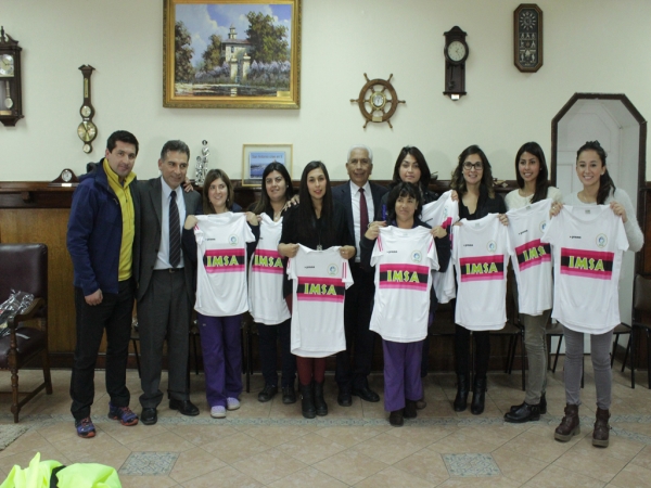 Equipo femenino de f&uacute;tbol de la Municipalidad de San Antonio recibi&oacute; indumentaria deportiva